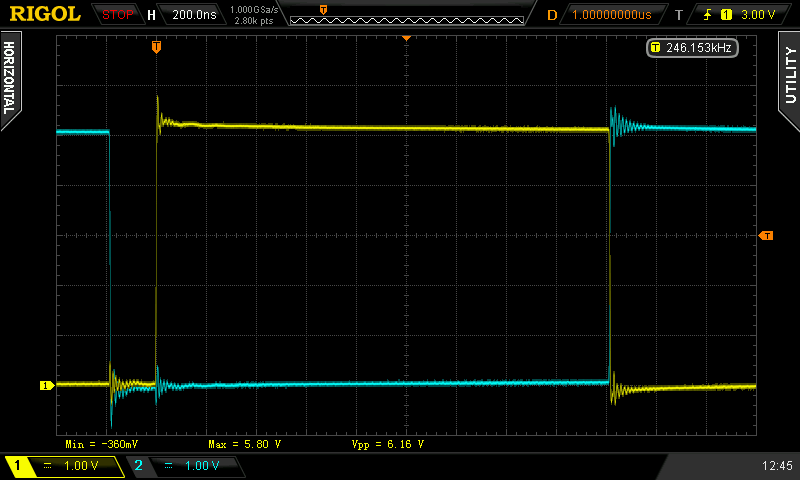 Signalform der Ladungspumpe, Kanal 1 zeigt PP1. Kanal 2 zeigt PP2.